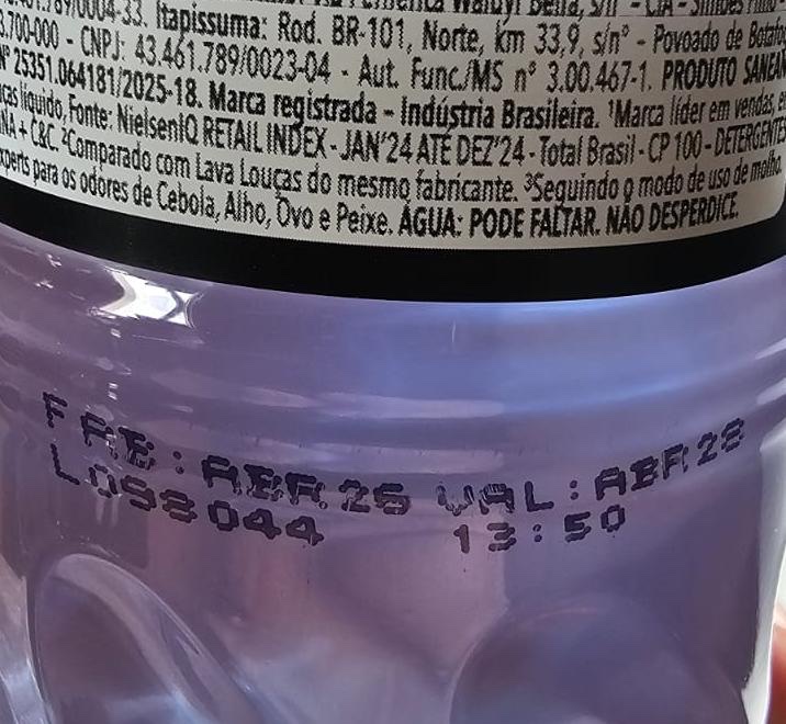 Exemplo de código de lote gravado no corpo de uma embalagem Ypê. Mostra FAB ABR.26, VAL ABR.28, lote L052044, hora 13:50.